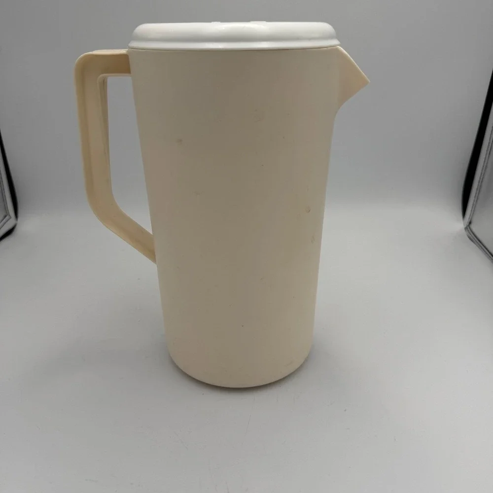 Vintage Rubbermaid Pitcher 2.25 Quart Almond Beige 2129mL Plastic Lid 2445 Retro